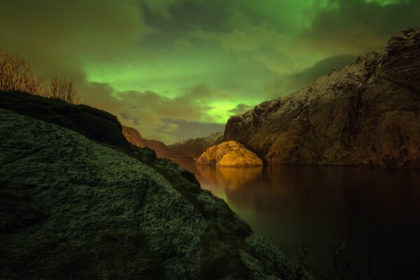 Isola norvegese con aurora boreale