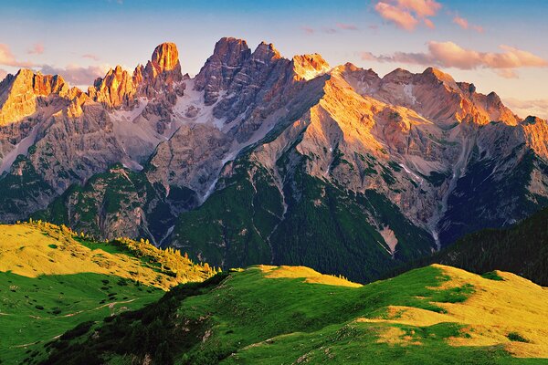 Montagnes, rochers au soleil