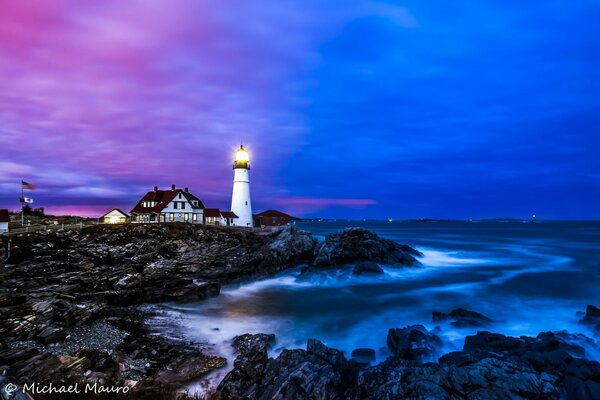 Faro en llamas en el océano