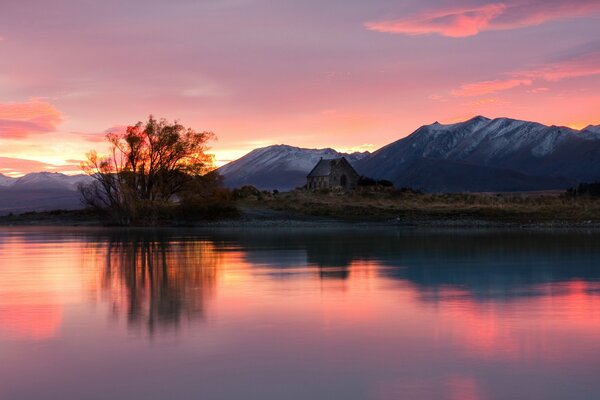 Puesta de sol púrpura en el lago del bosque