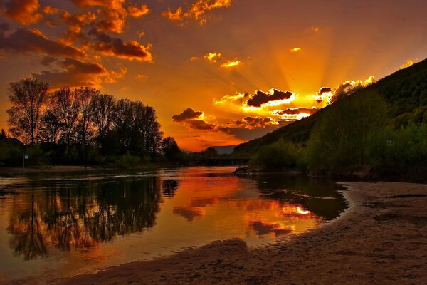 Amanecer en la orilla del río Wallpaper