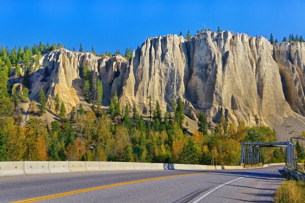 Camino con vistas a los acantilados en Canadá