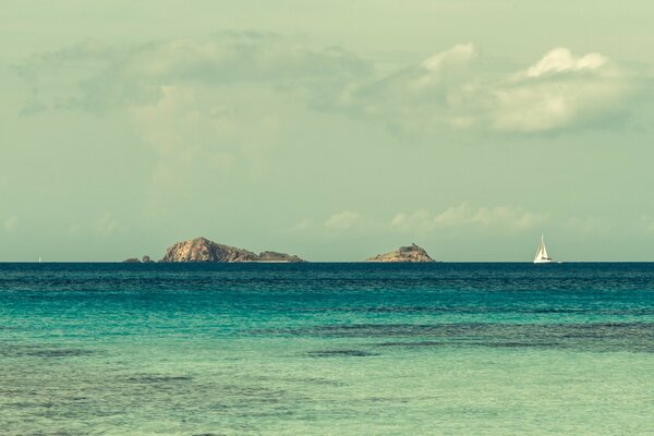 Voilier blanc dans l océan au large des îles