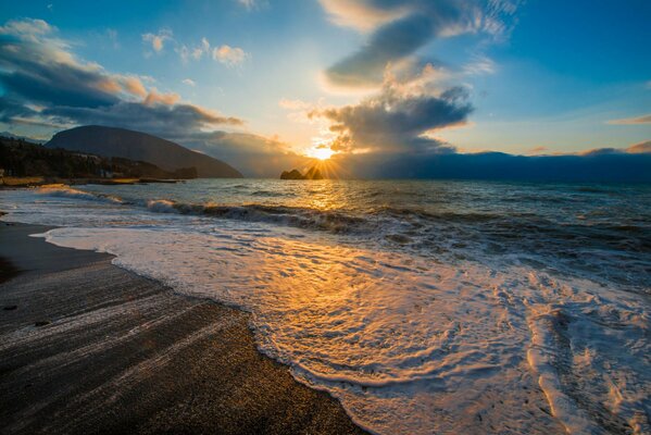 Crimea. Surf marino al tramonto