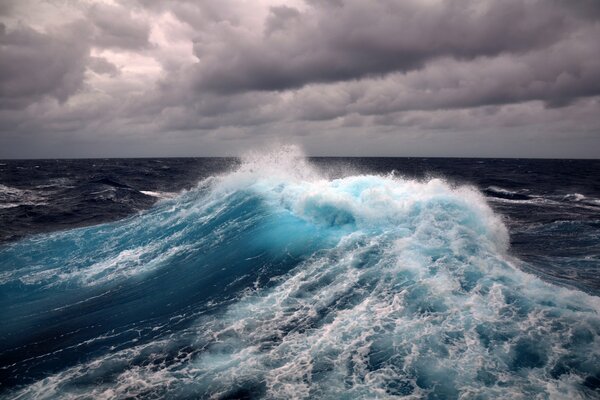 Fondo de pantalla de olas en el mar