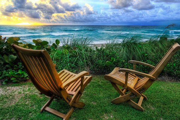 Delizioso tramonto. Chaise longue in riva al mare