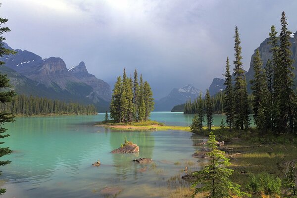 Lago azul. Paisaje de montaña