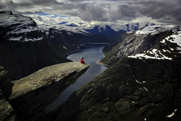 Cornisa de piedra en Noruega Lengua de troll