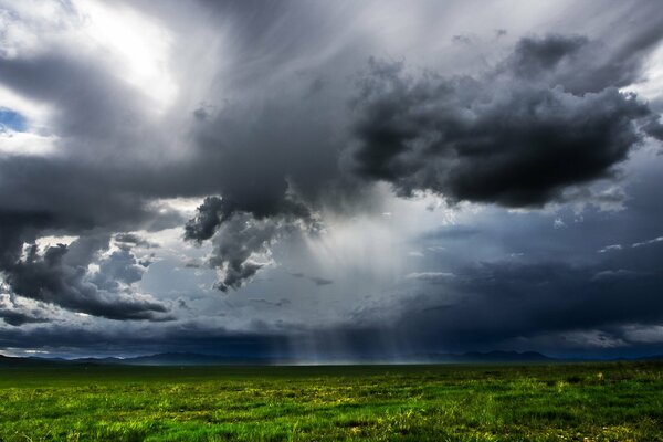 Naturaleza. Nubes. Campo. Lluvia