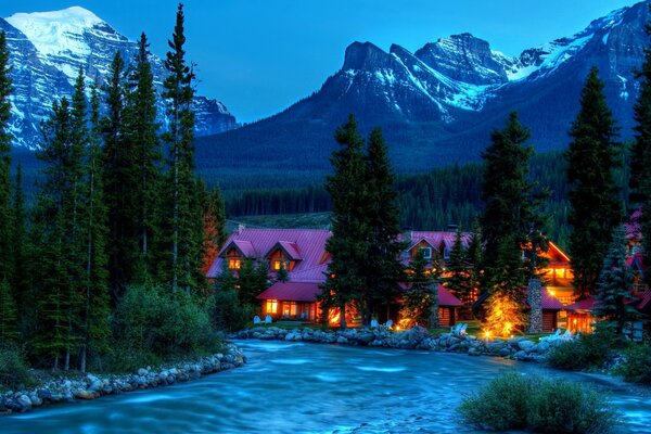 Rivière d hiver près de l hôtel dans les montagnes près de la forêt