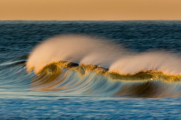 Huge waves of the Pacific Ocean