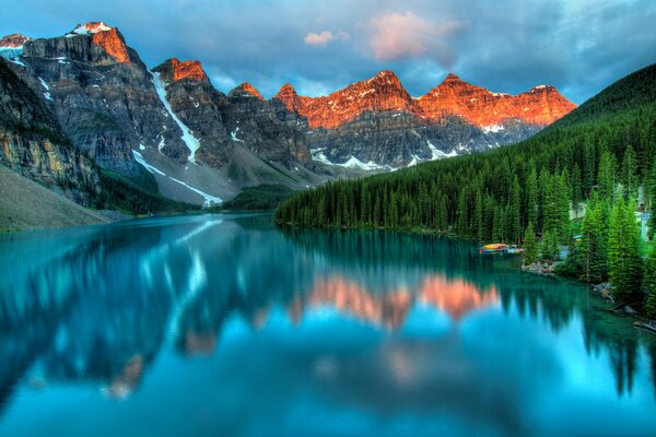 Las montañas se reflejan en la superficie acuática del lago