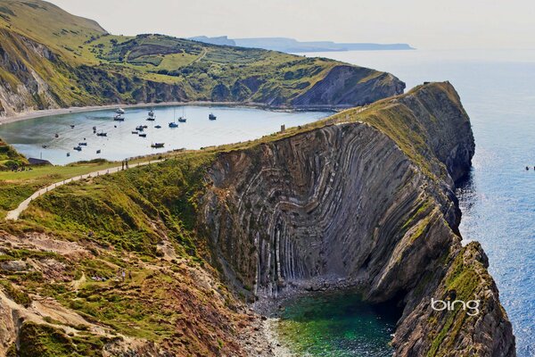 See in den Felsen, Meer und blauer Himmel