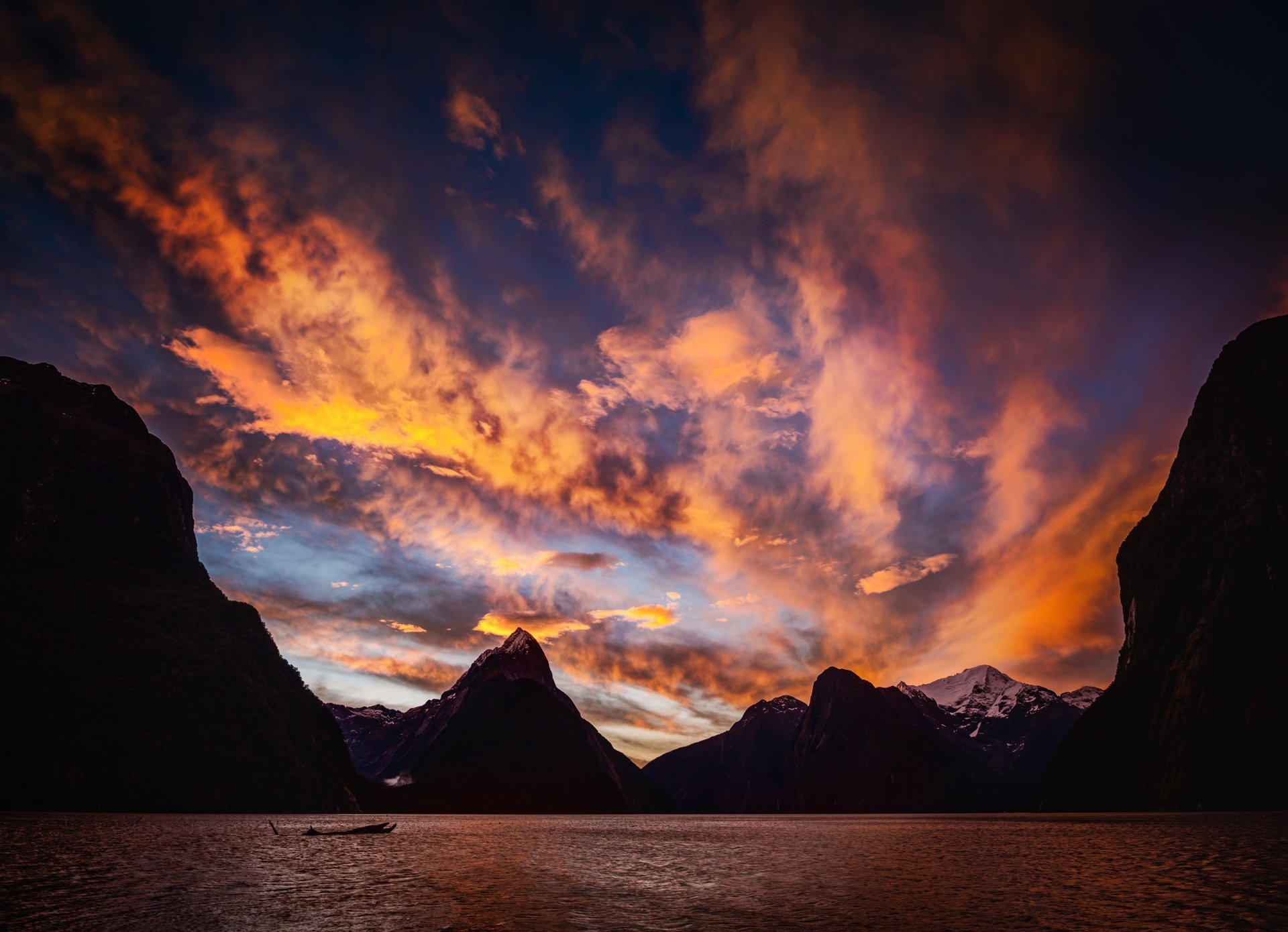 milford sound nuova zelanda tramonto