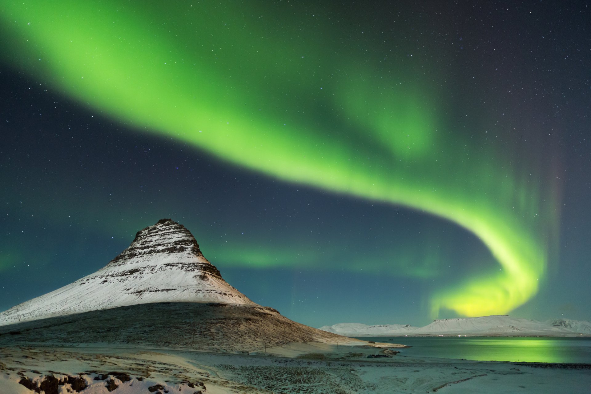 islande kirkjufell montagne neige nuit aurores boréales