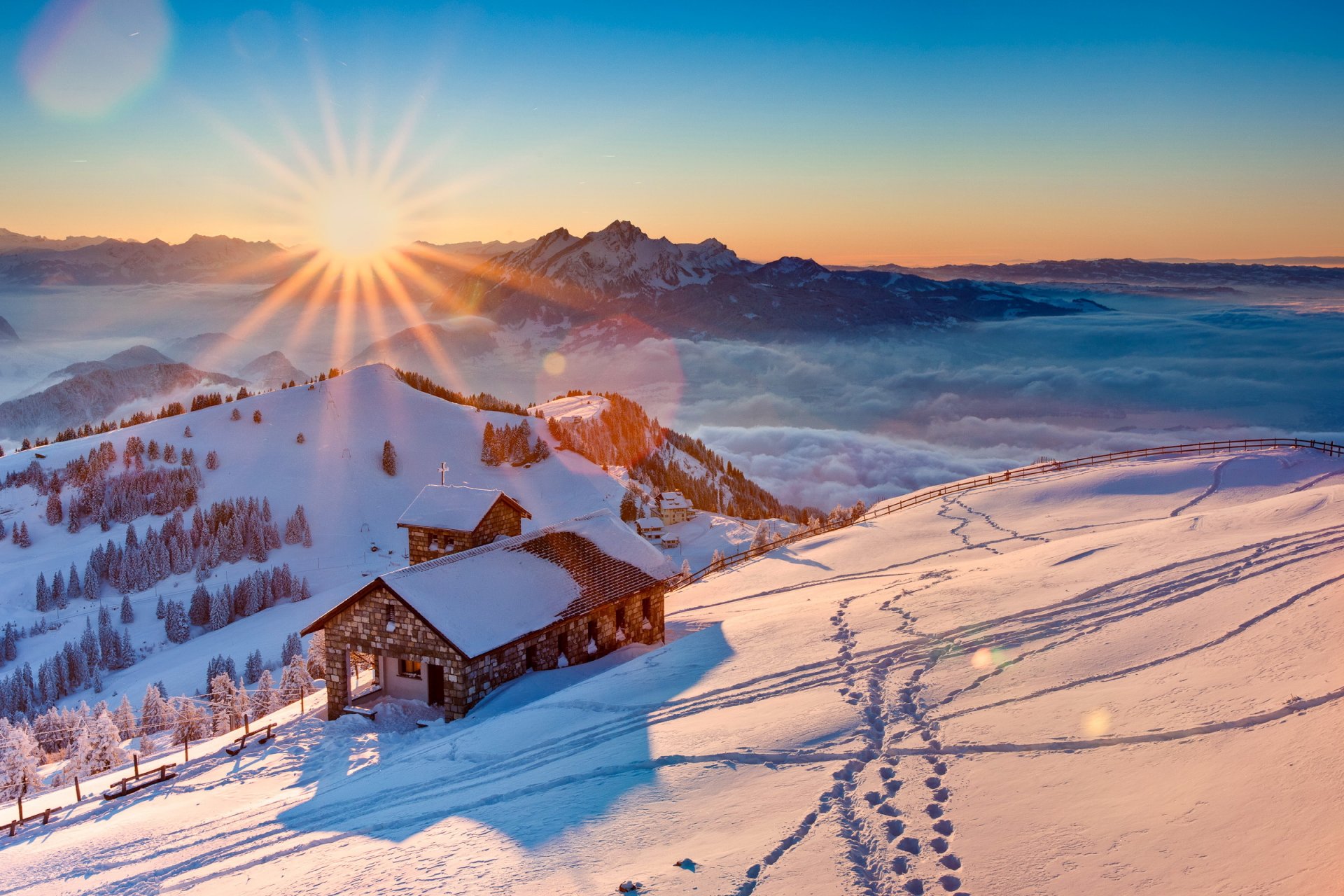 häuser berge winter himmel schnee bäume nebel sonne