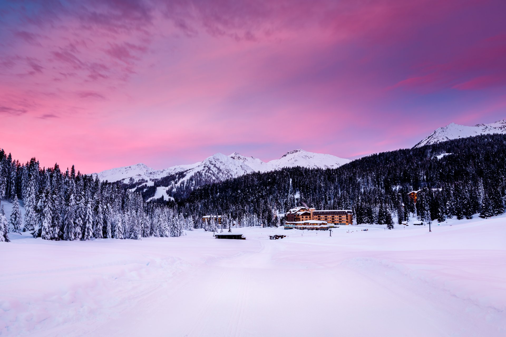 madonna di campiglio madonna di campiglio italia italien alpen alpi berge bäume weihnachtsbäume schnee natur häuser gebäude häuser dämmerung abend