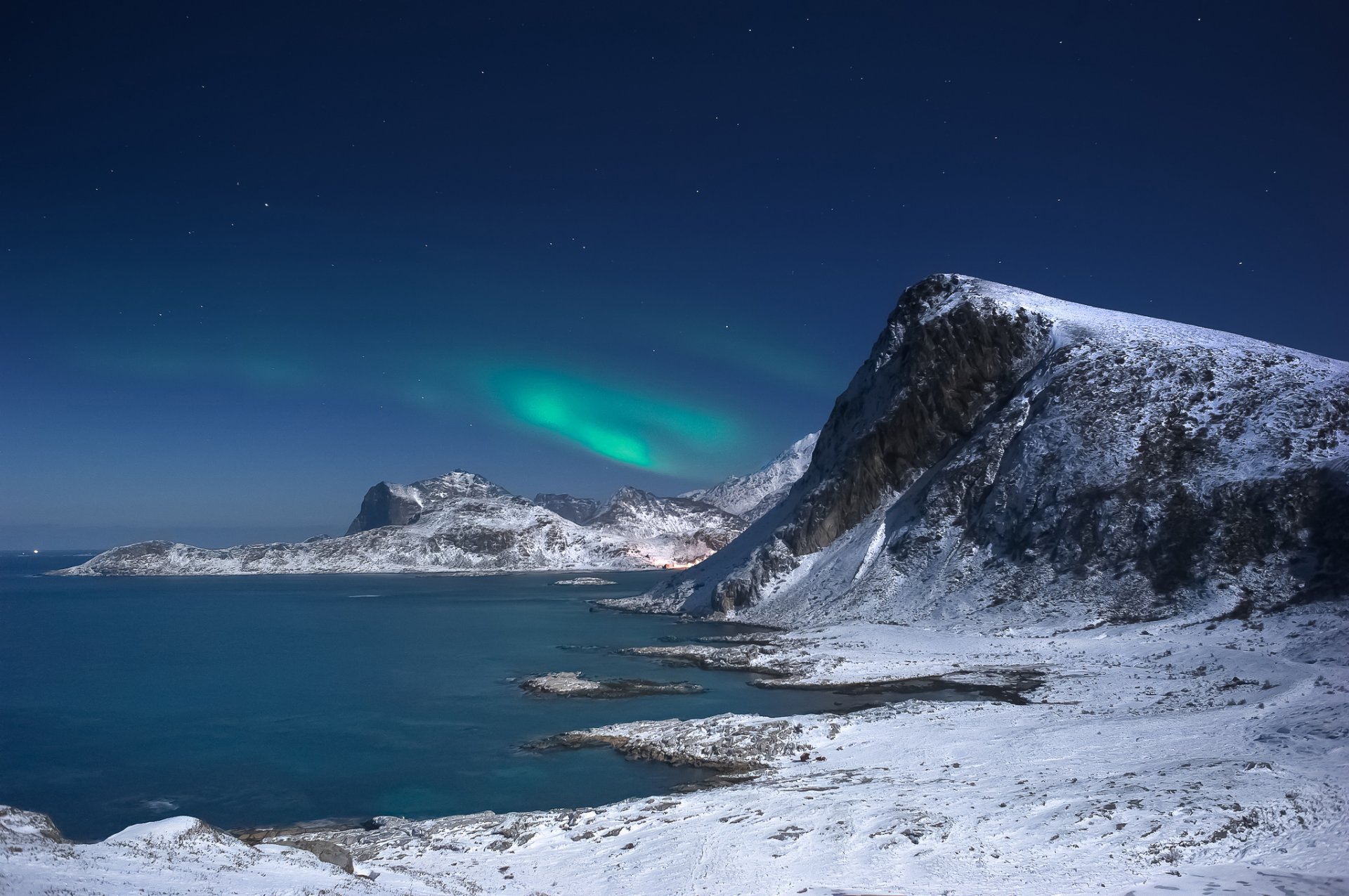 islanda baia rocce notte aurora boreale