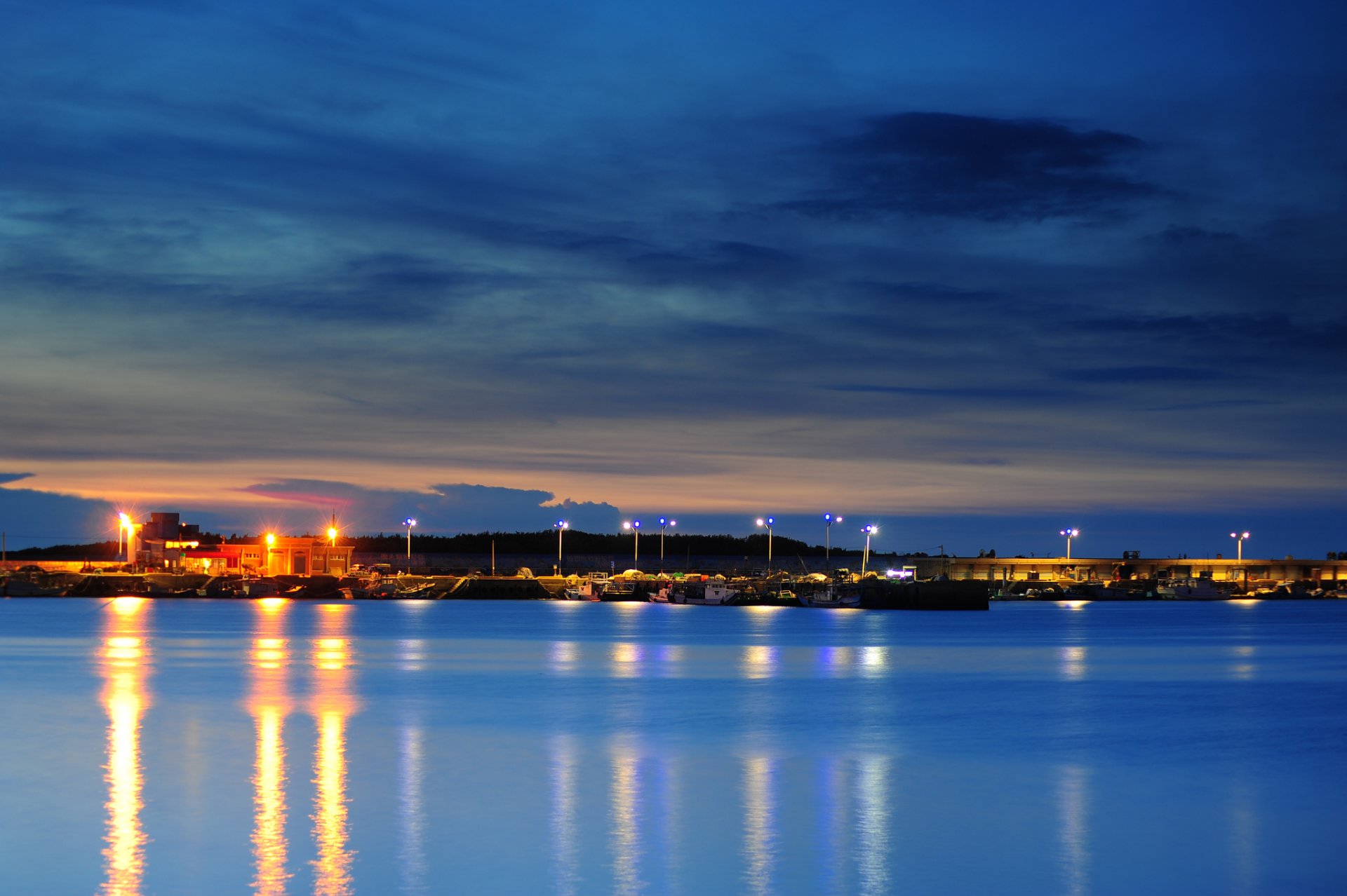 taiwan ville port éclairage lanternes détroit soirée crépuscule orange coucher de soleil ciel nuages bleu