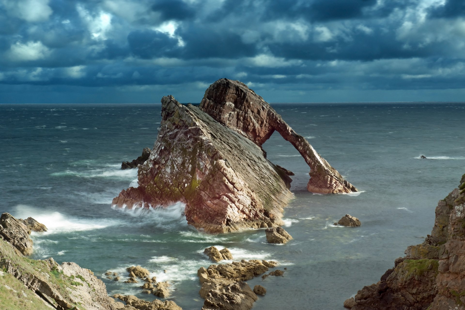 mer vagues plage rochers nuages nuages