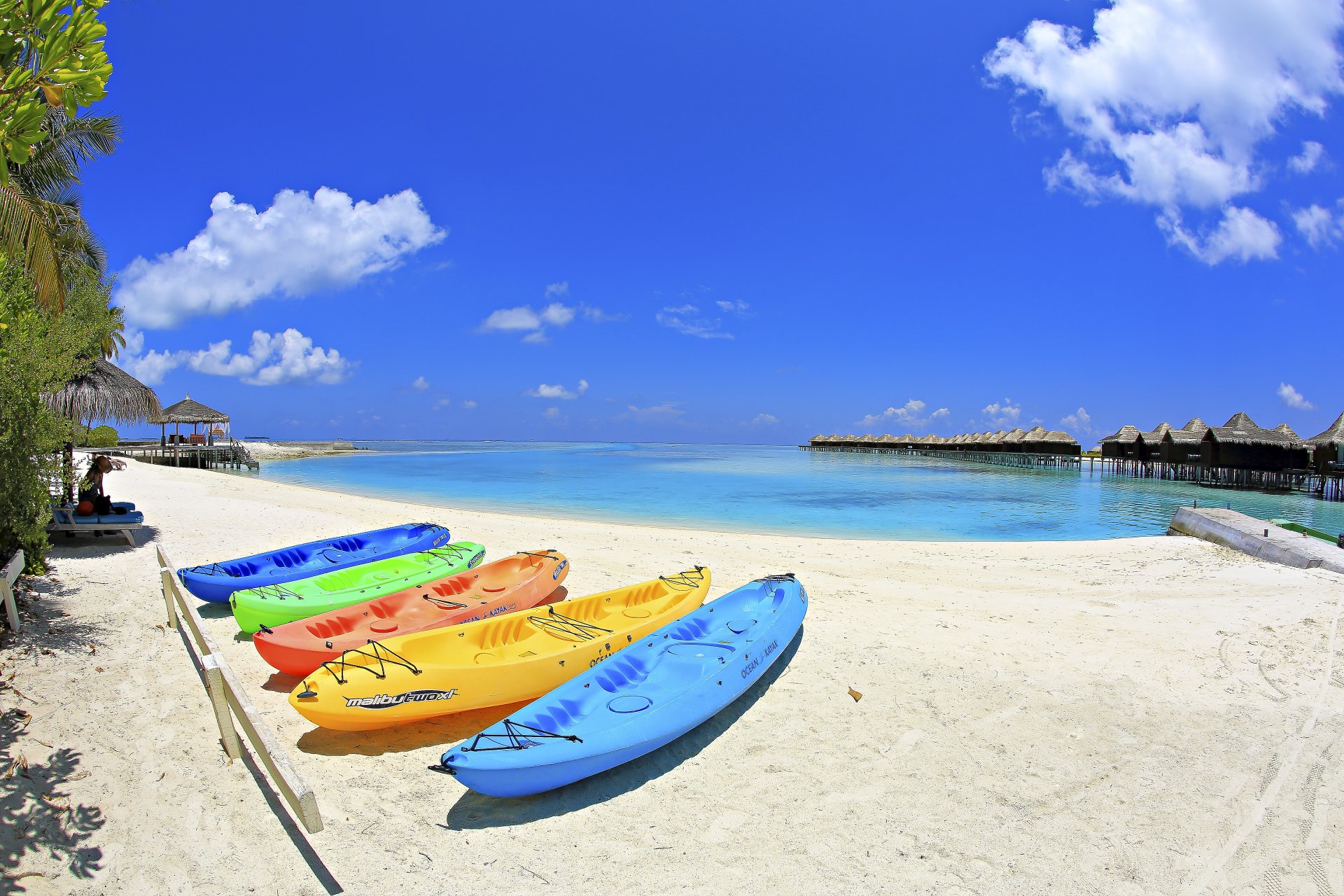 maldives bateaux ciel mer nuages plage sable bungalow paradis vacances vacances