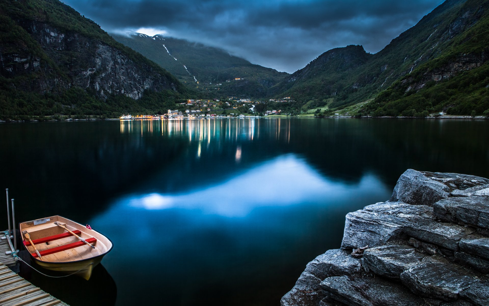 geiranger norwegia jezioro łódź góry