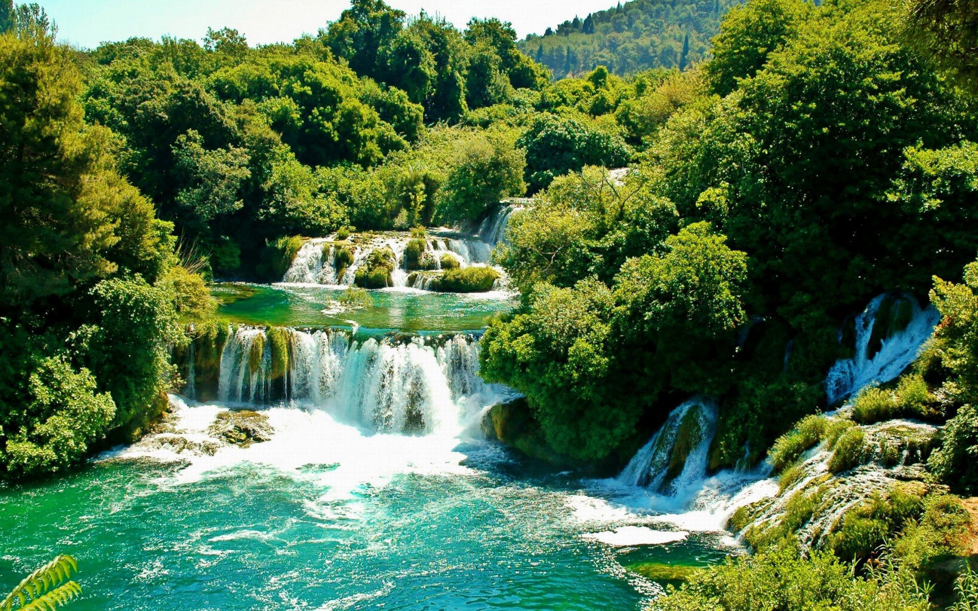 parque nacional de krka croacia cascada árboles vegetación soleado