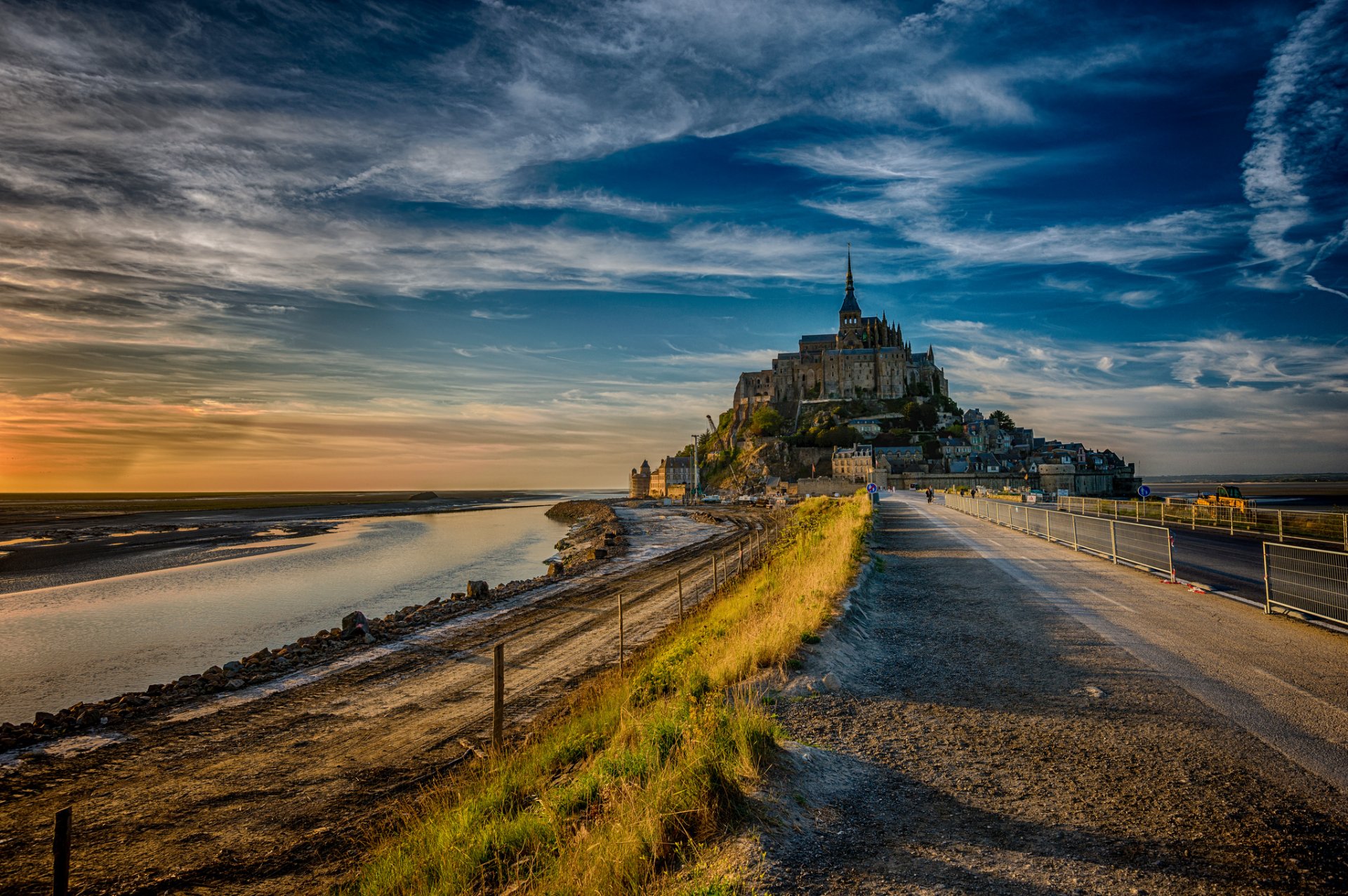 francia isola mont saint michel strada sera