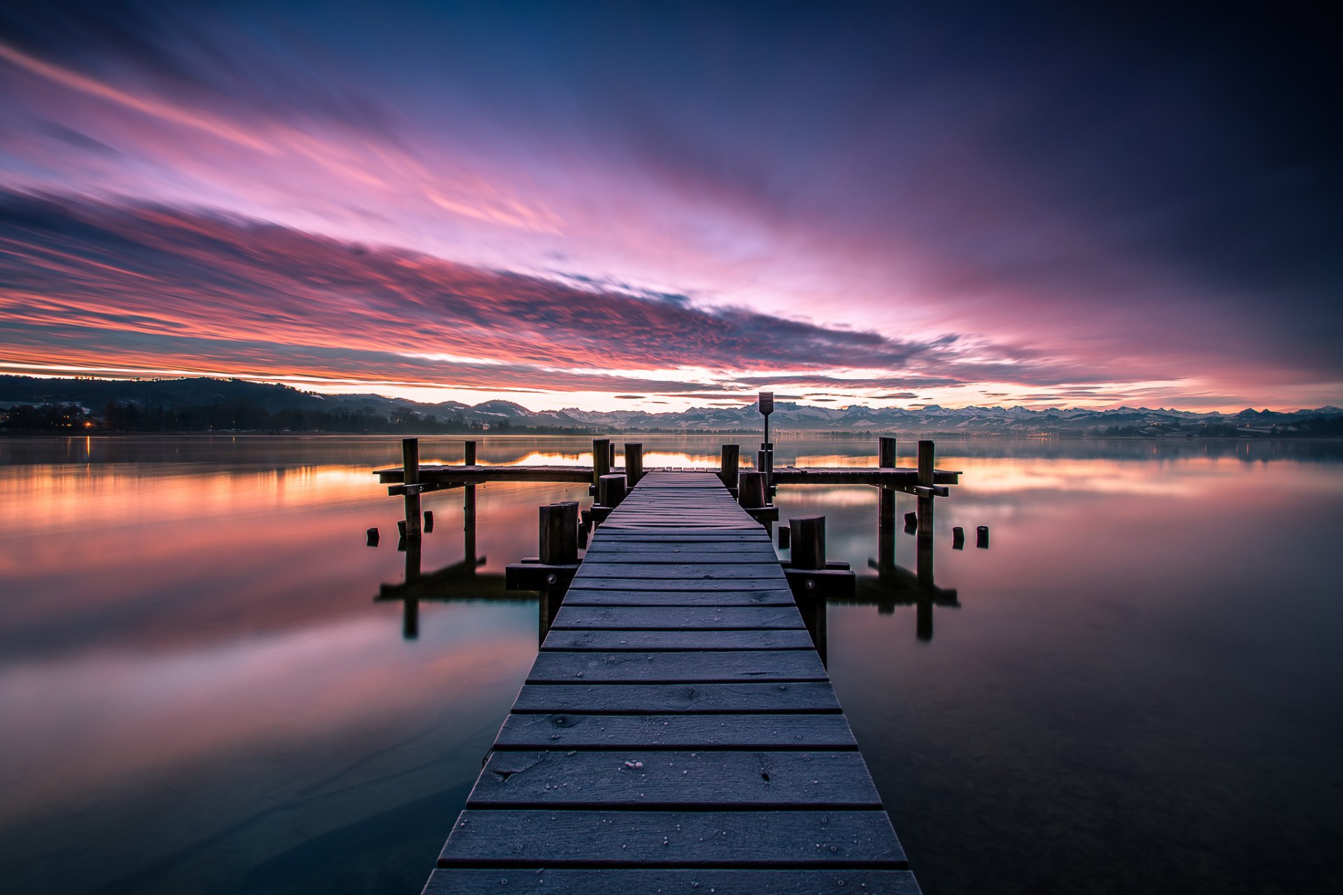 svizzera alba mattina cielo nuvole alba lago acqua superficie riva legno ponte natura