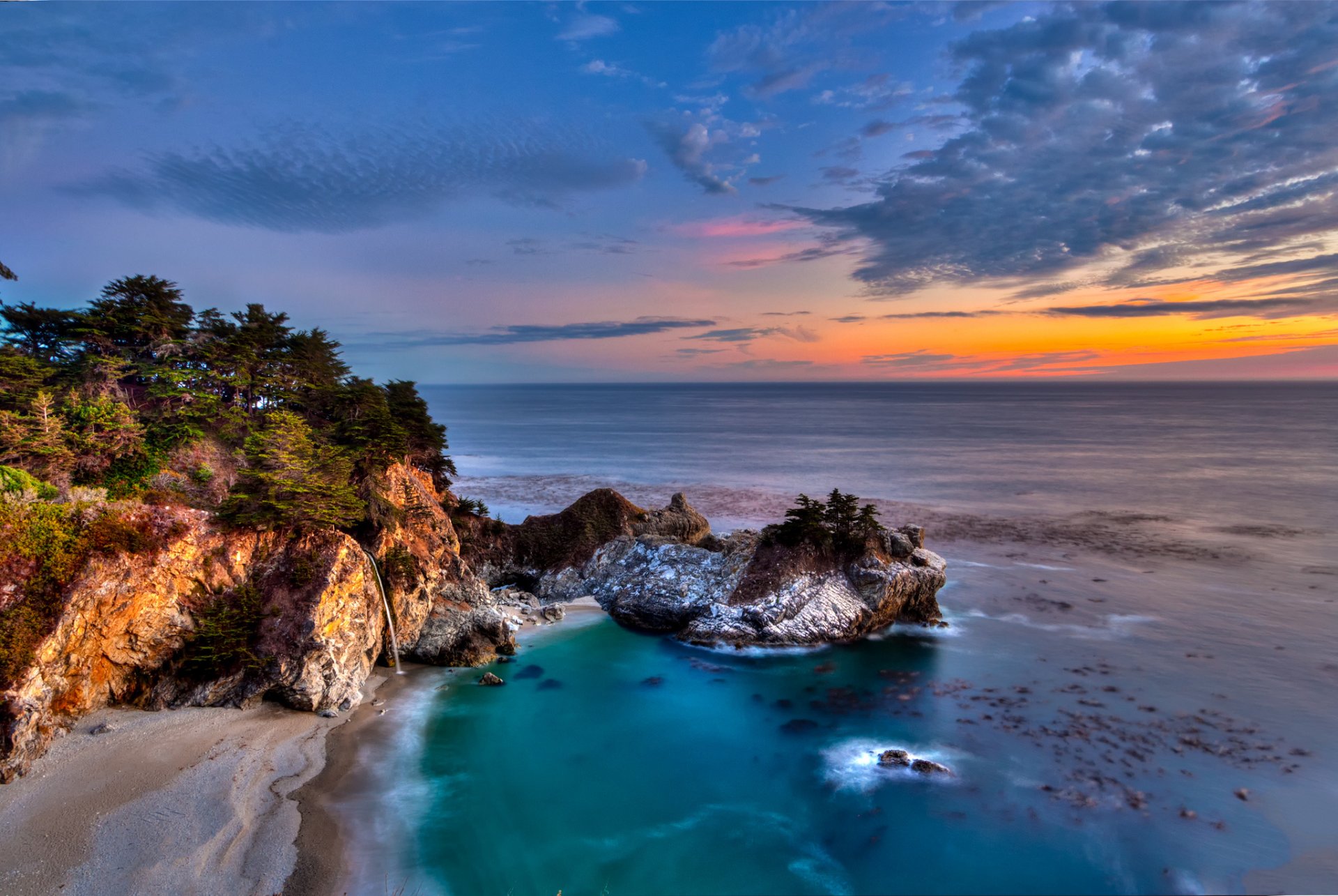 kalifornia julia pfeifer burns state park big sur mcway falls ocean spokojny calivornia wodospad mcveigh skały ocean wybrzeże drzewa zachód słońca chmury