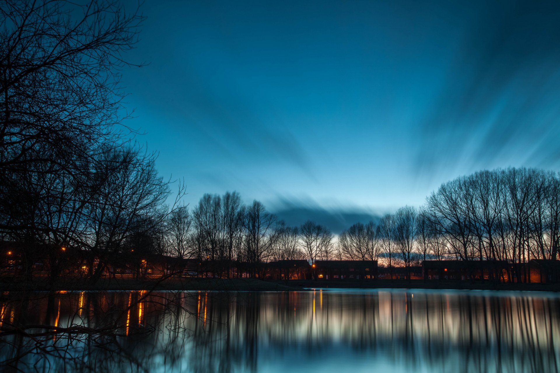 maisons arbres lac étang soirée crépuscule