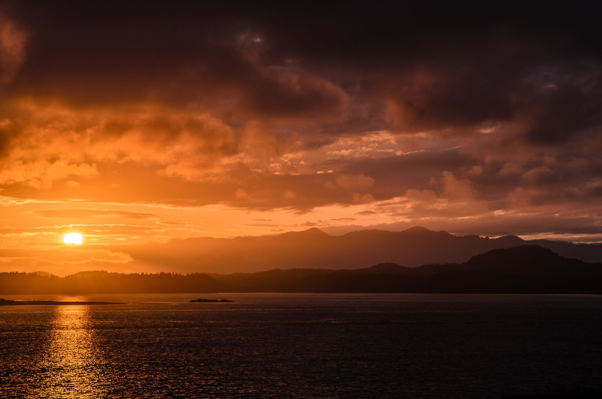 tofino columbia británica canadá agua costa bosque cielo sol puesta de sol nubes nubes