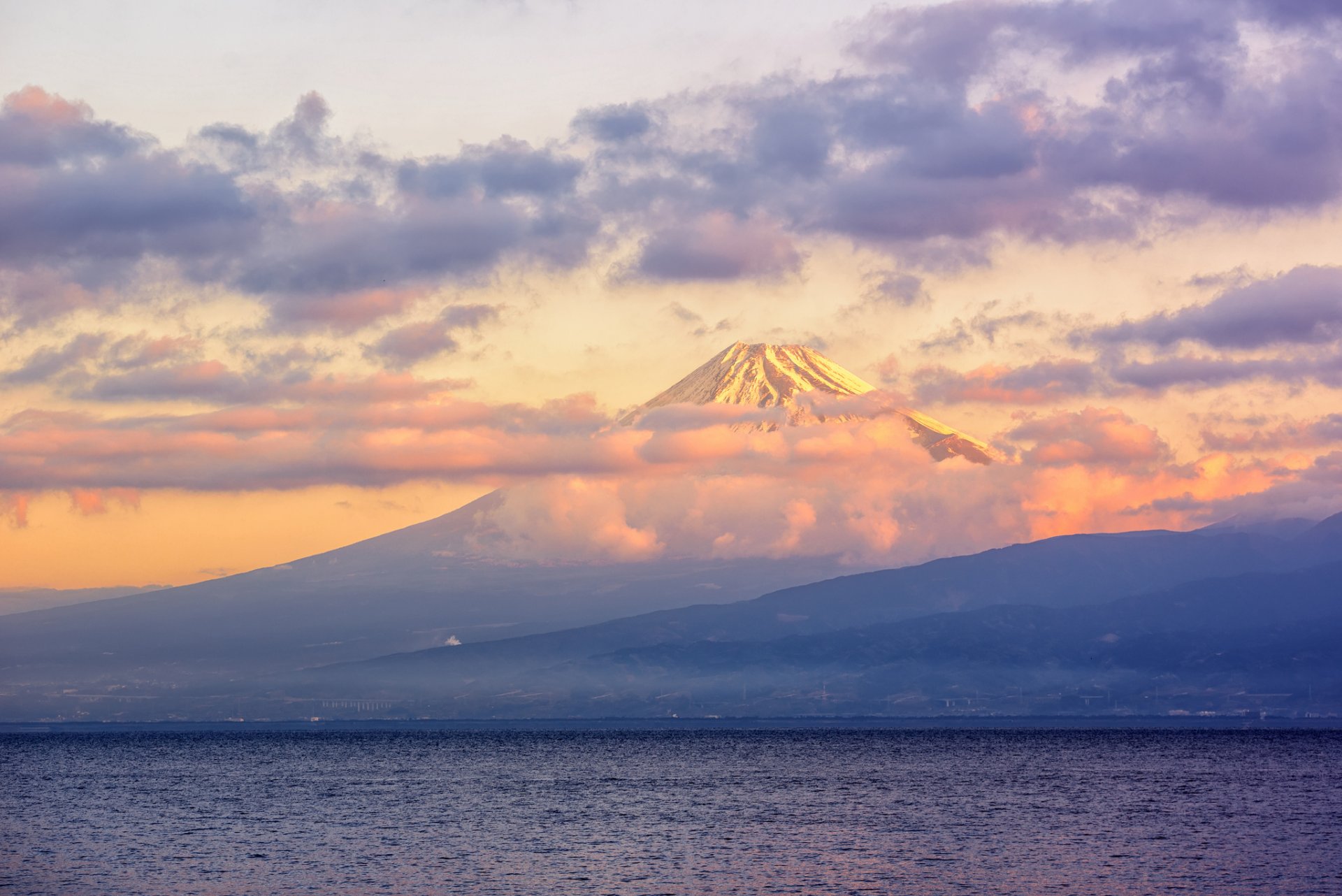 giappone fuji vulcano lago nuvole