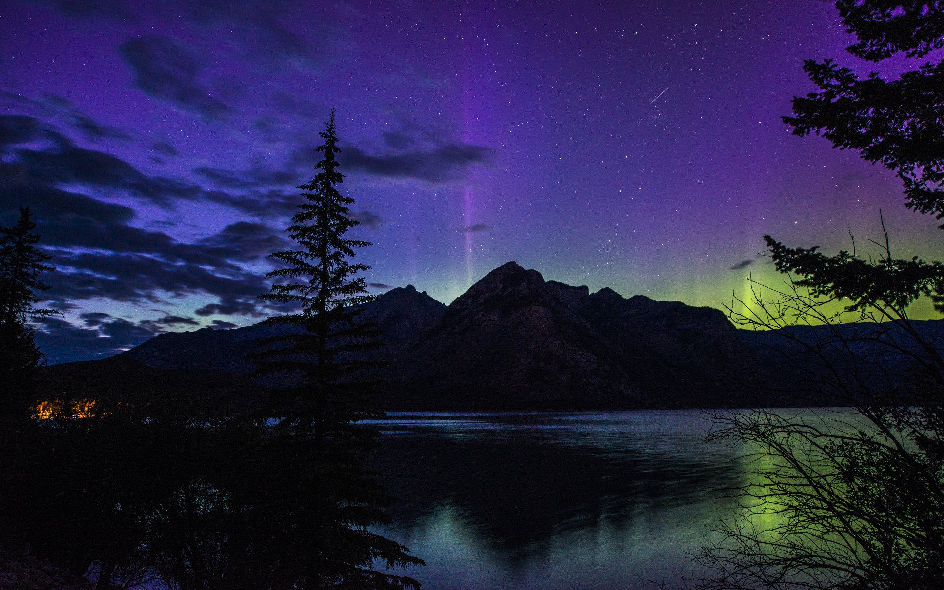 noche parque nacional banff alberta canadá bosque montaña lago aurora boreal