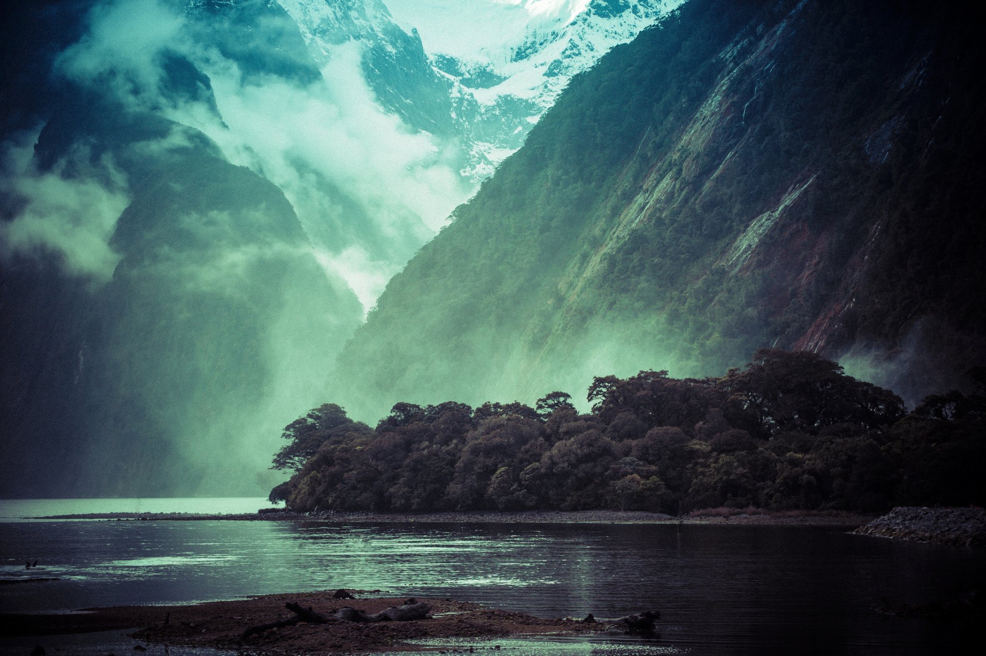 montañas nubes lago cascada árboles