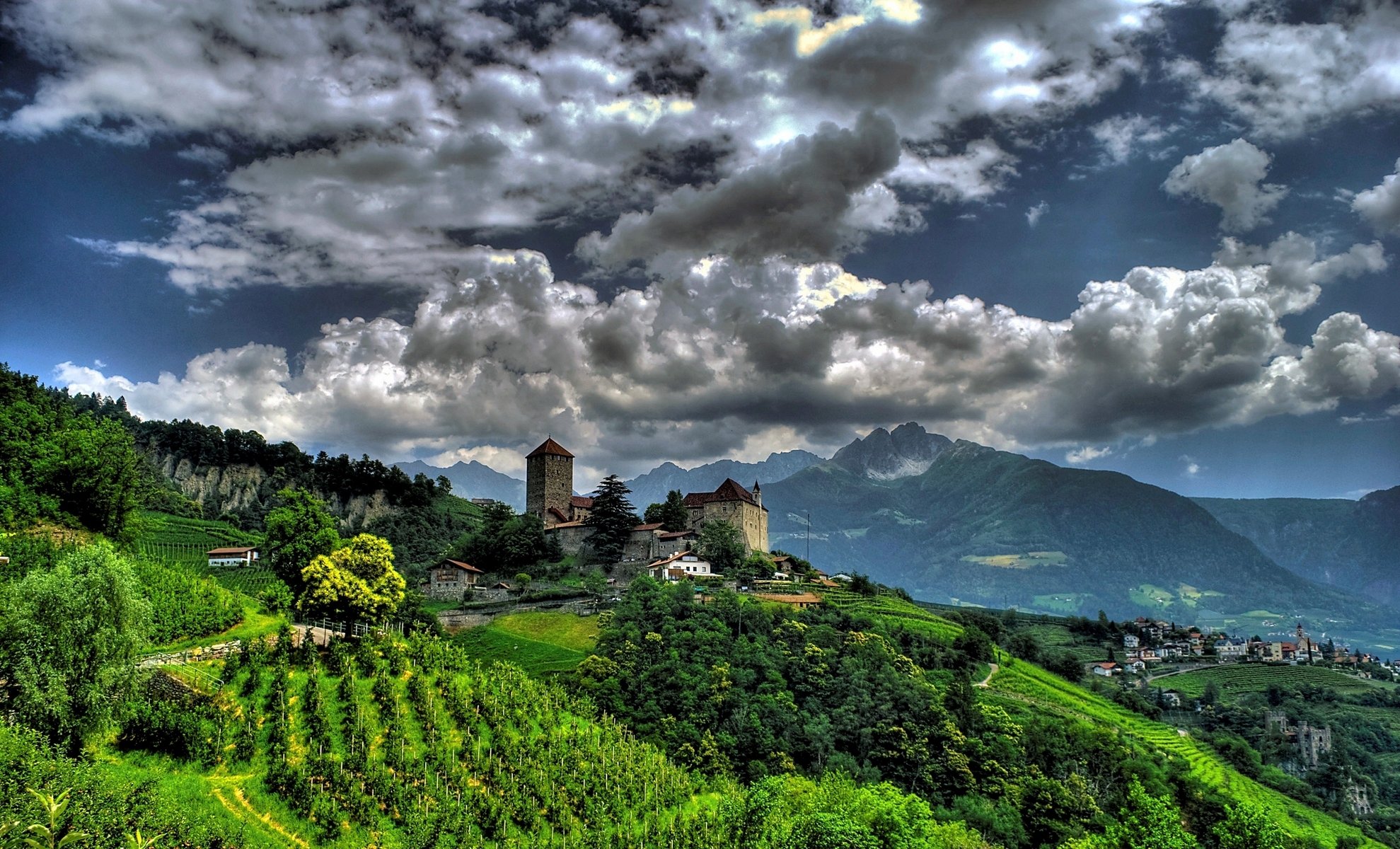 pueblo de tirol trentino alto adige tirol del sur italia castillo de tirol pueblo de tirol trentino alto adige castillo montañas panorama