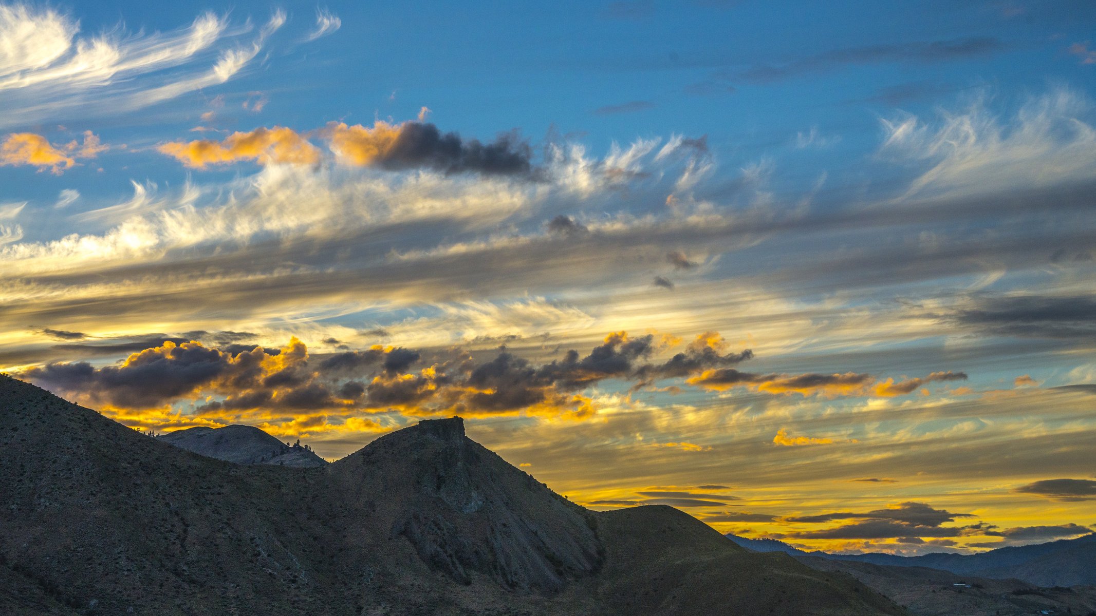 montagne cielo nuvole alba