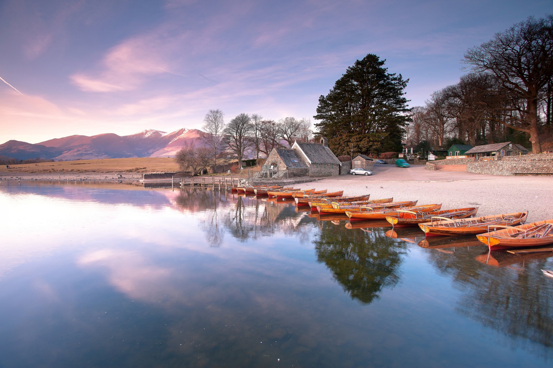 montagne lago riva barche case alberi mattina alba rosa