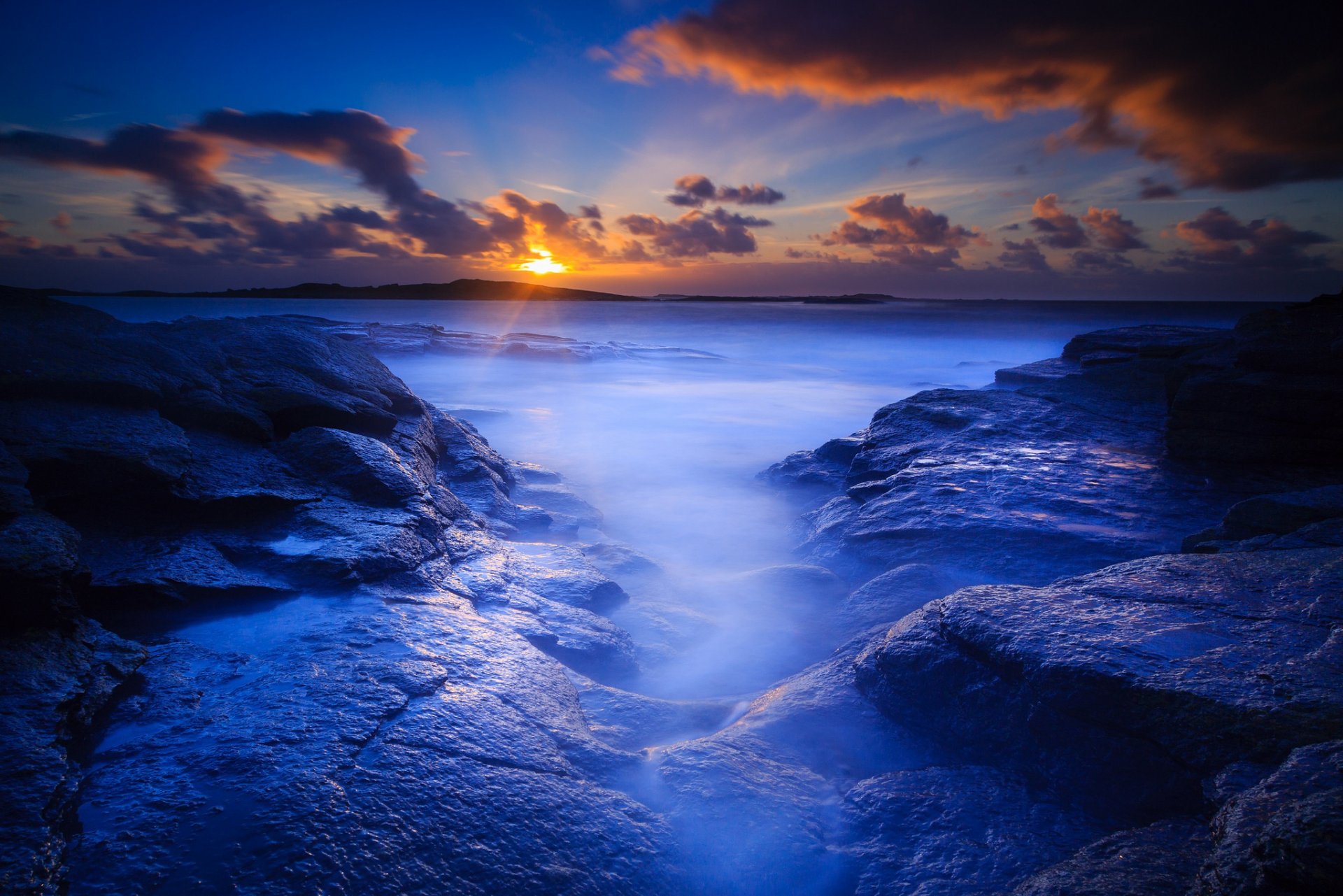 spiaggia rocce mattina alba