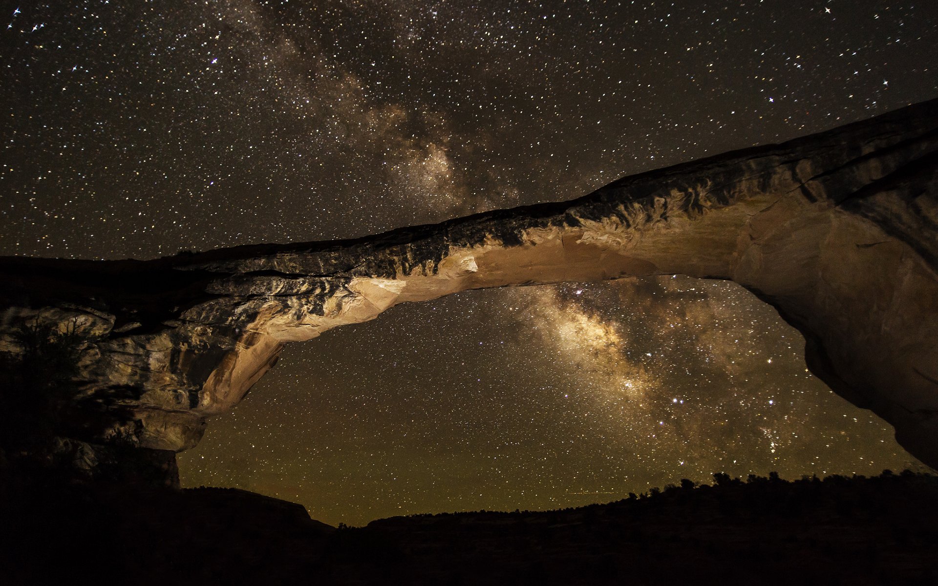 milchstraße galaxie sterne bogen felsen nacht