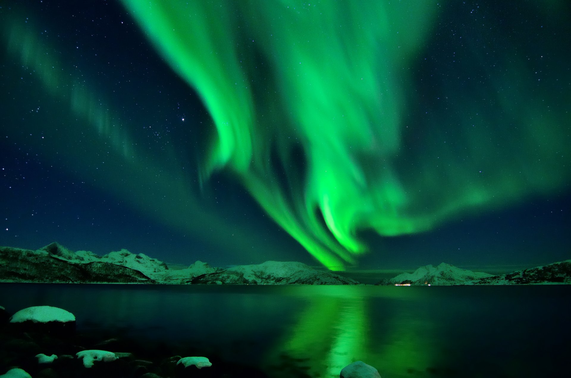 islandia śnieg noc gwiazdy zorza polarna