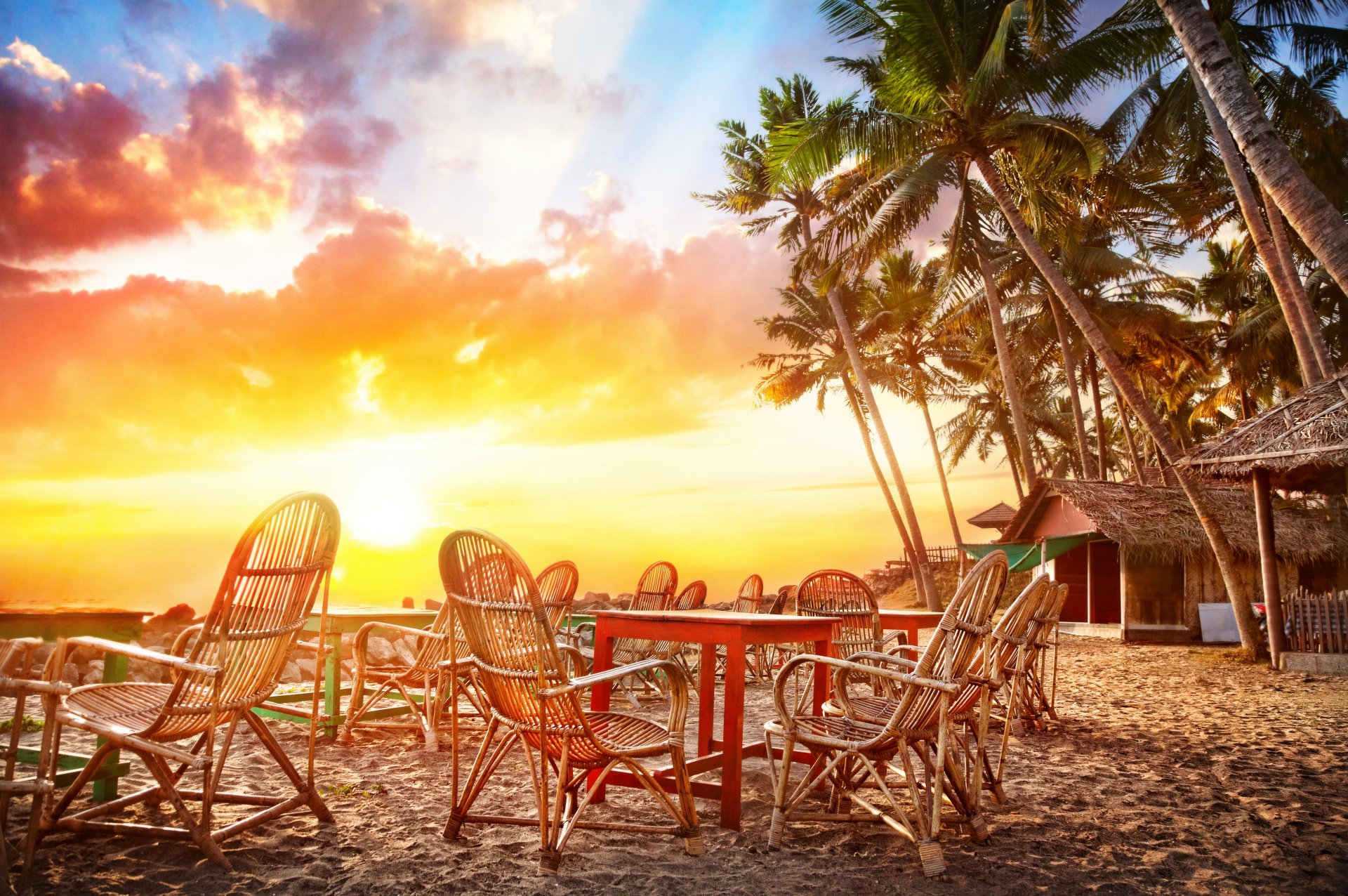 club océan tropical littoral coucher de soleil inde paysage chaises palmiers mer eau huttes ciel nuages sable nature café belle tropicale côte