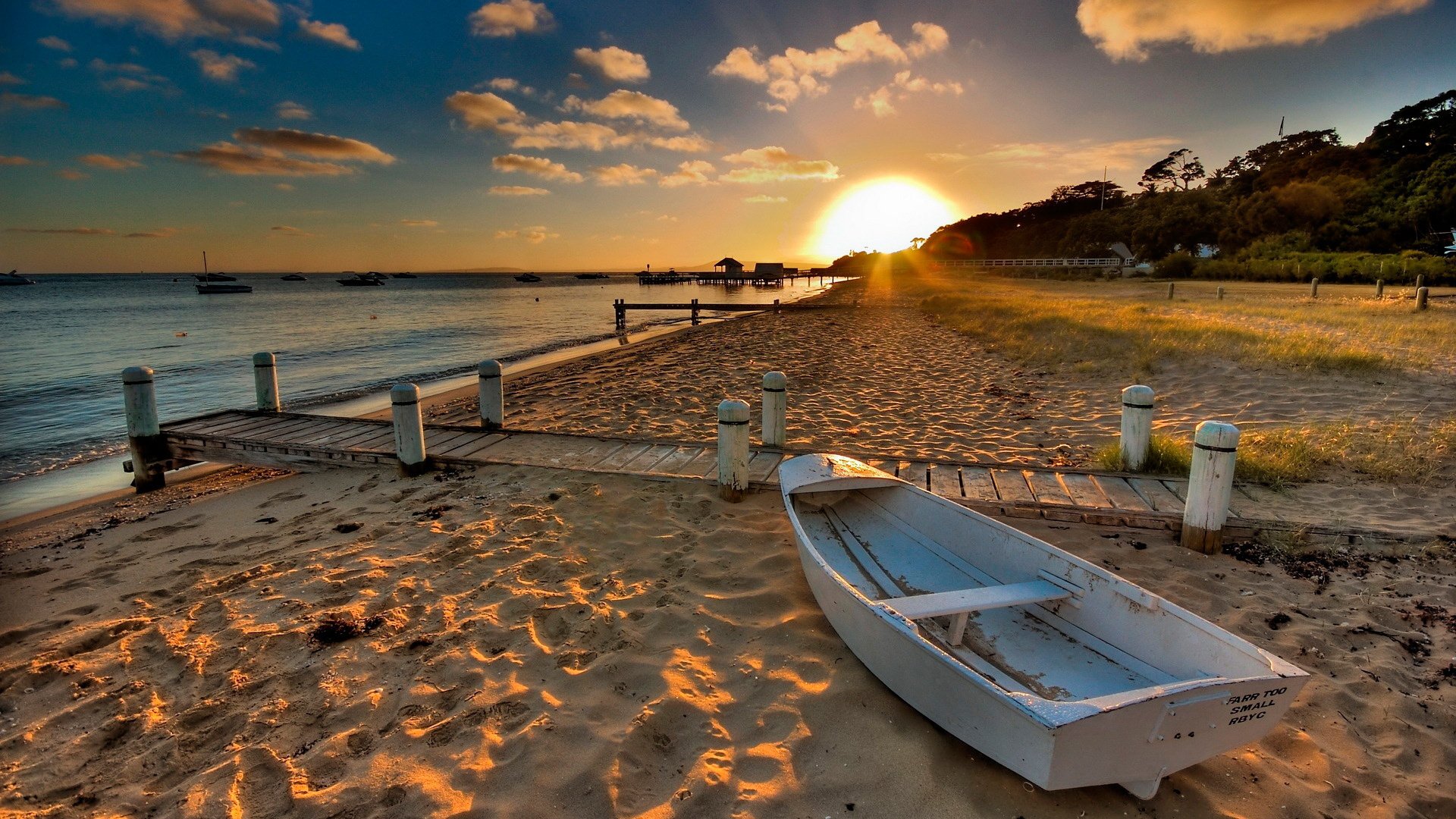 берег песок лодка солнце закат вода