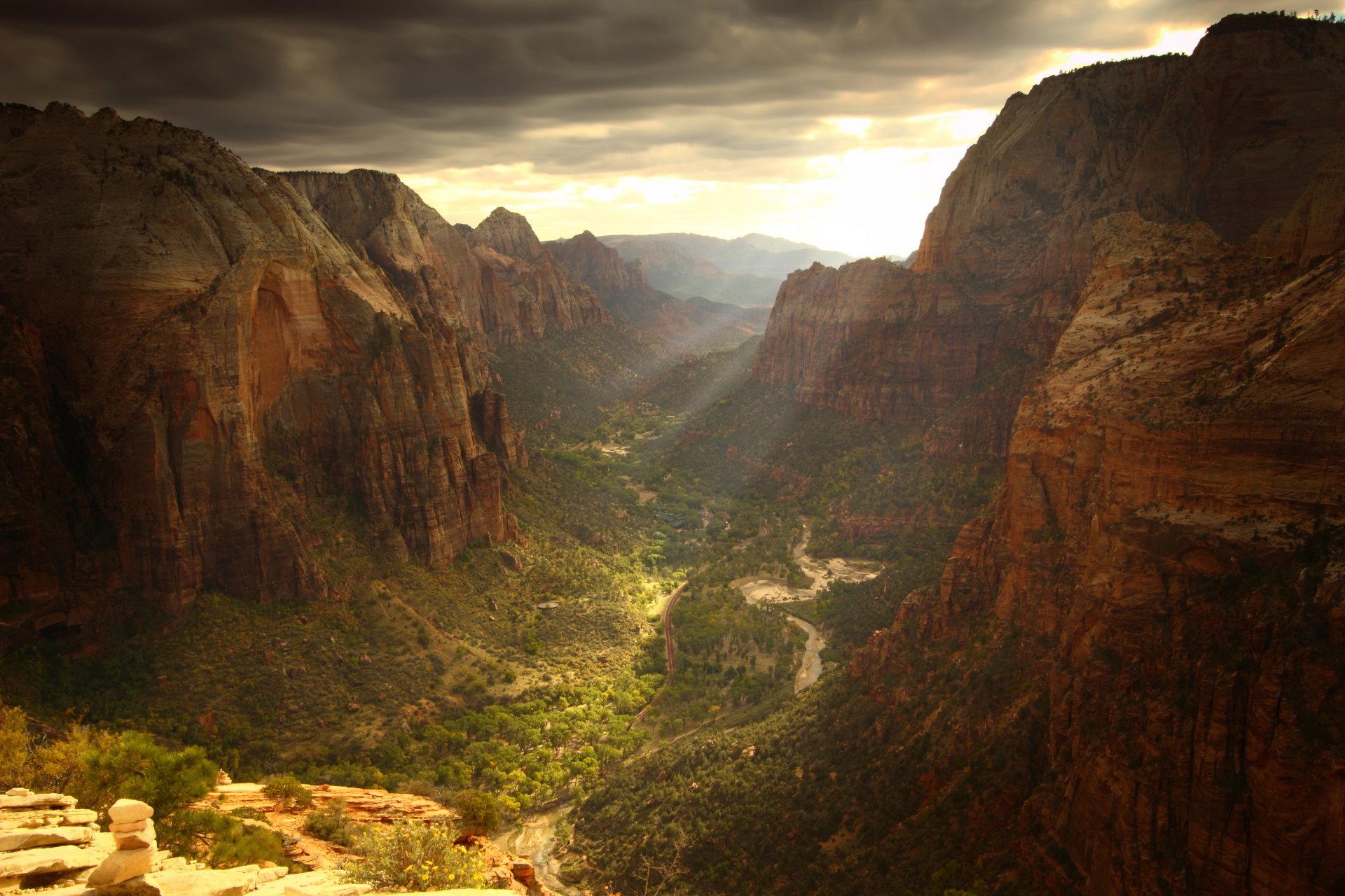 vue canyon gorge altitude rayons du soleil nuages route rochers