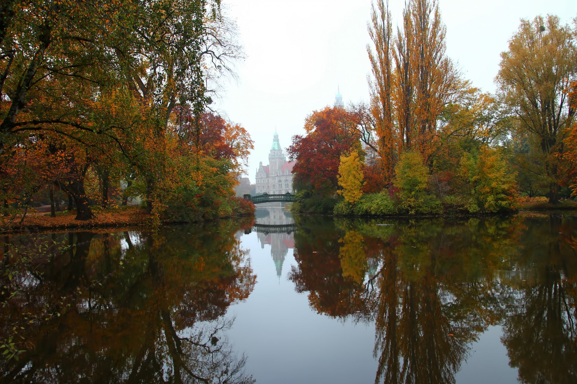 landschaft wasser fluss reflexion bäume blätter brücke herbst gebäude himmel