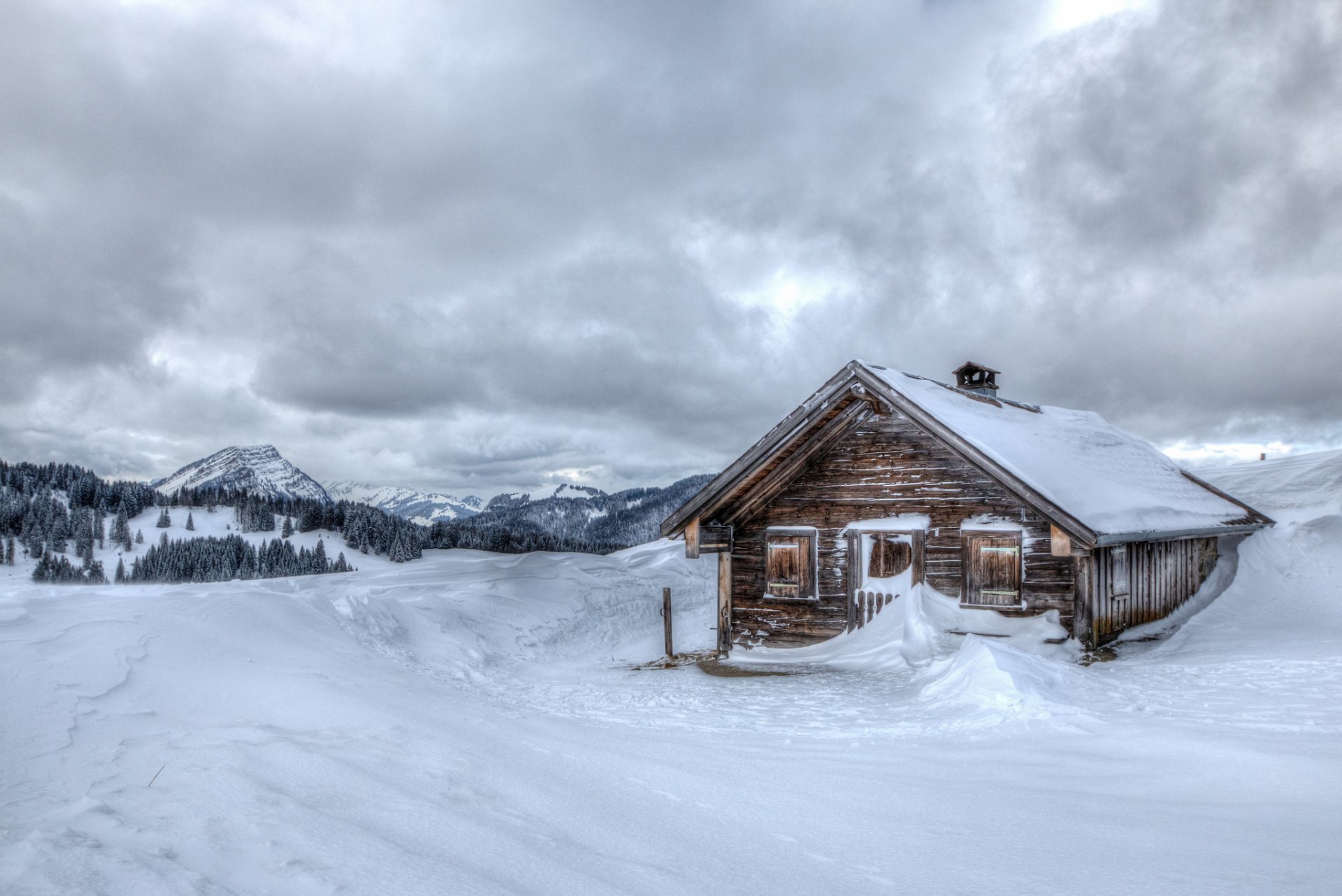 Деревенский домик в снегу