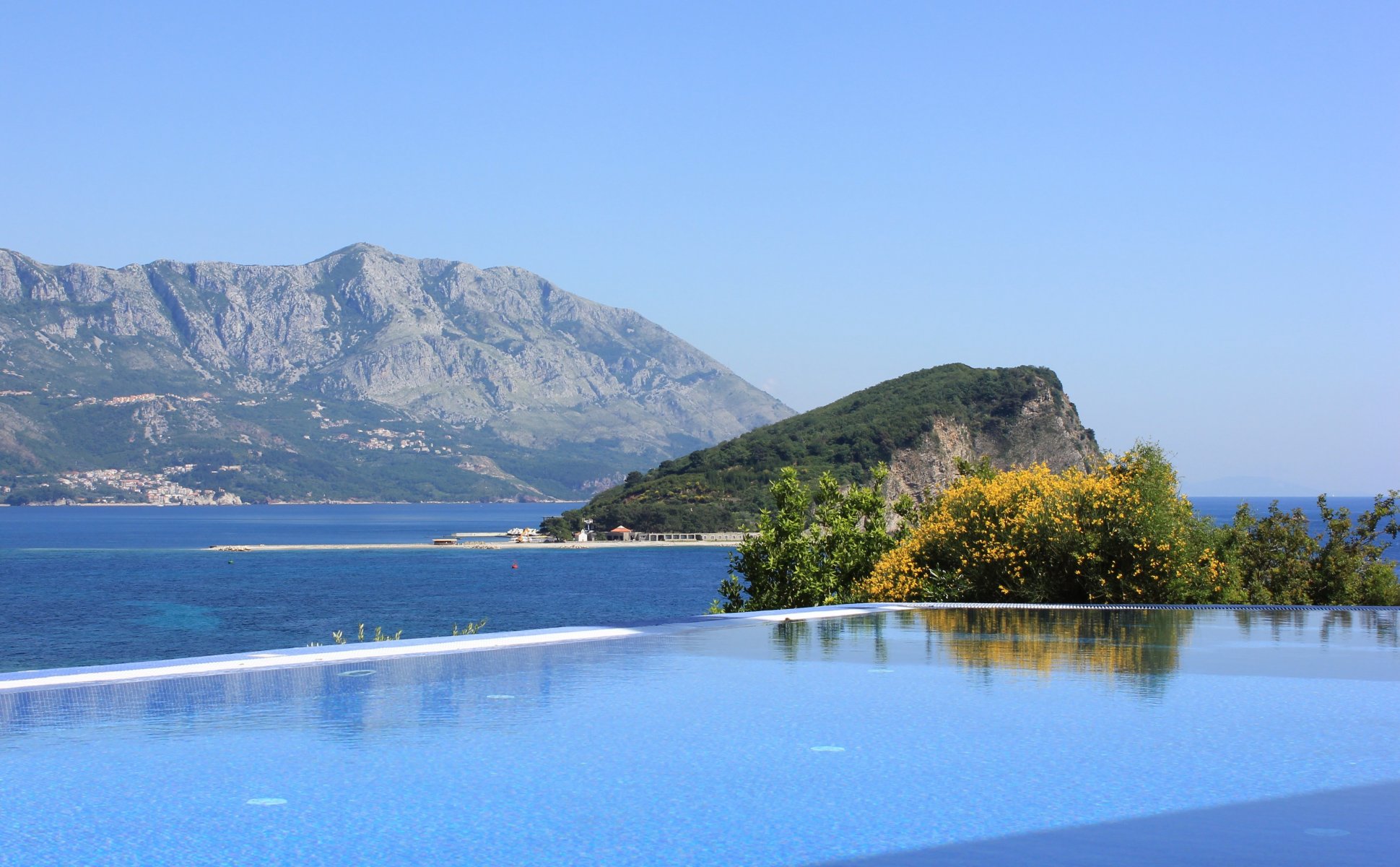 mare acqua piscina montagne colline rocce alberi