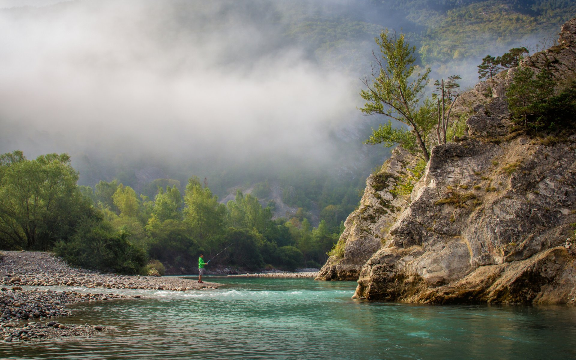 frankreich provence berge bäume fluss verdon fischer angeln