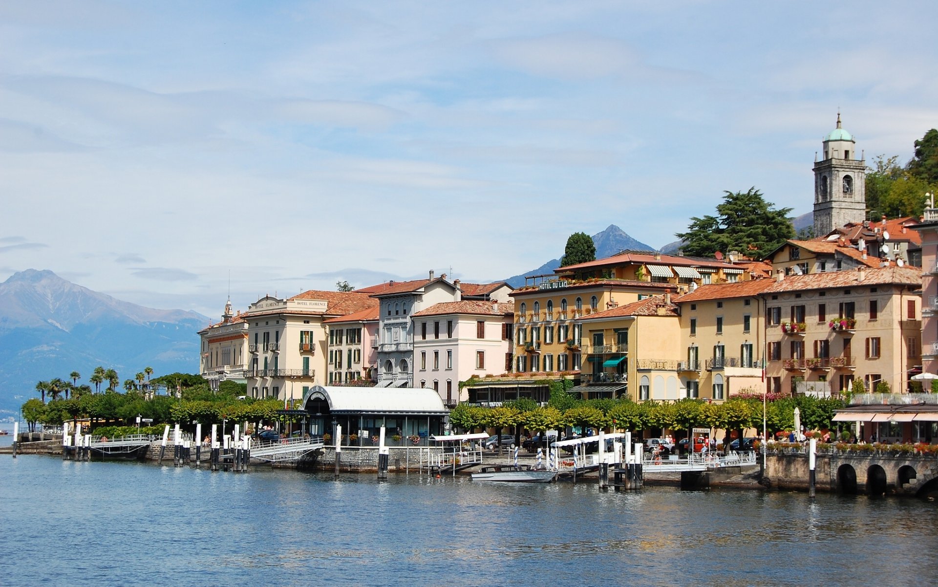 bellagio lombardía italia lago de como bellagio paseo marítimo paisaje edificios muelles montañas