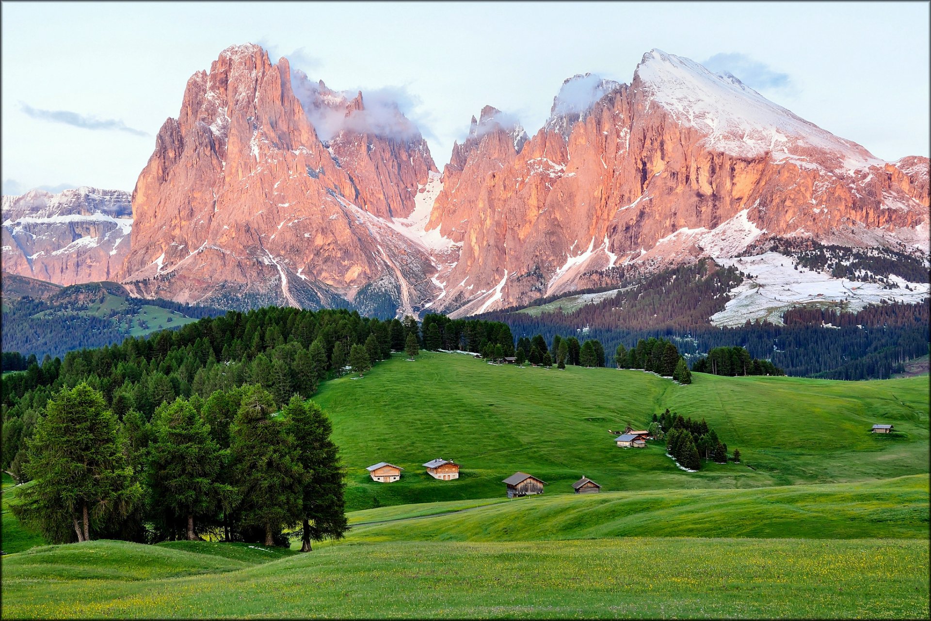 enrosadira italia montagnes forêt maisons été